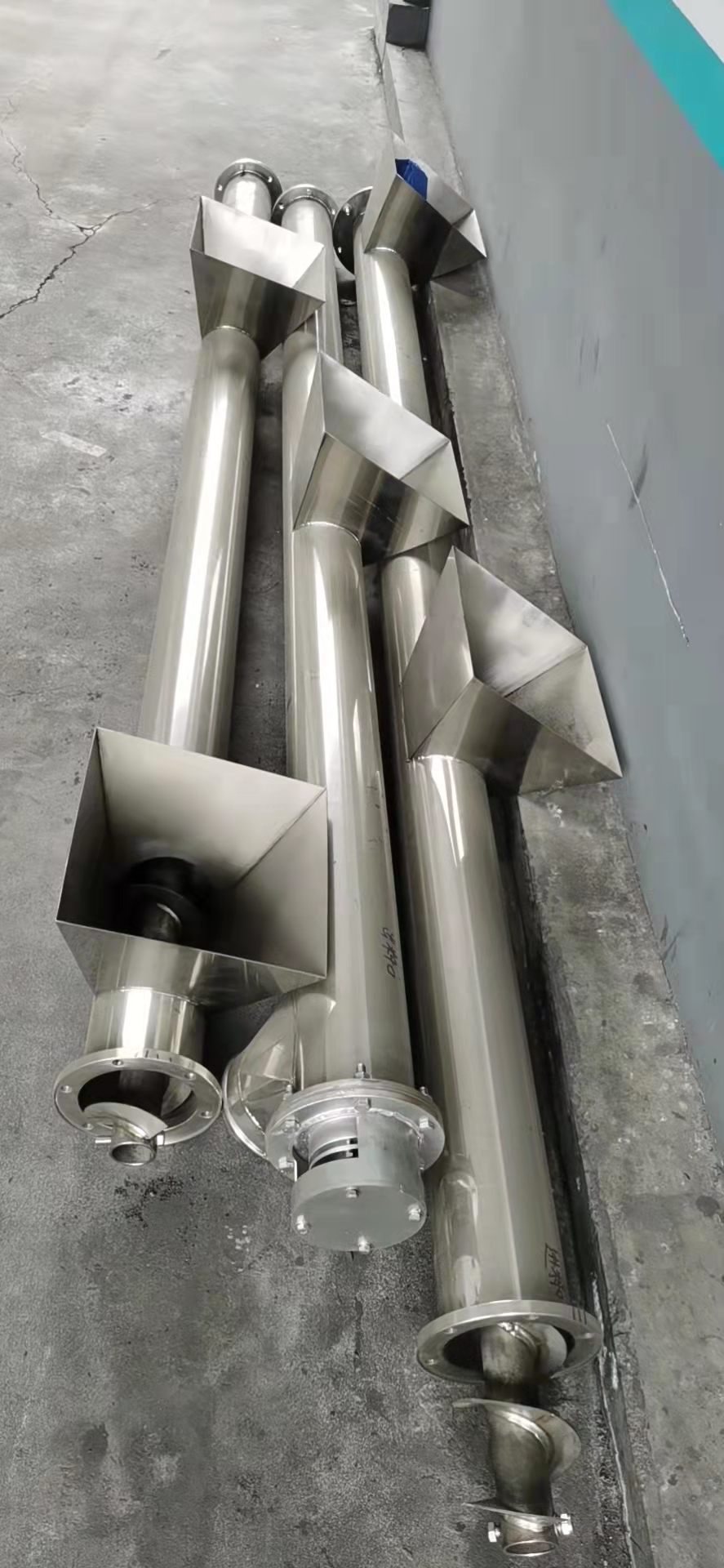 螺旋輸送機的選用和安放布置形式有哪些特點？