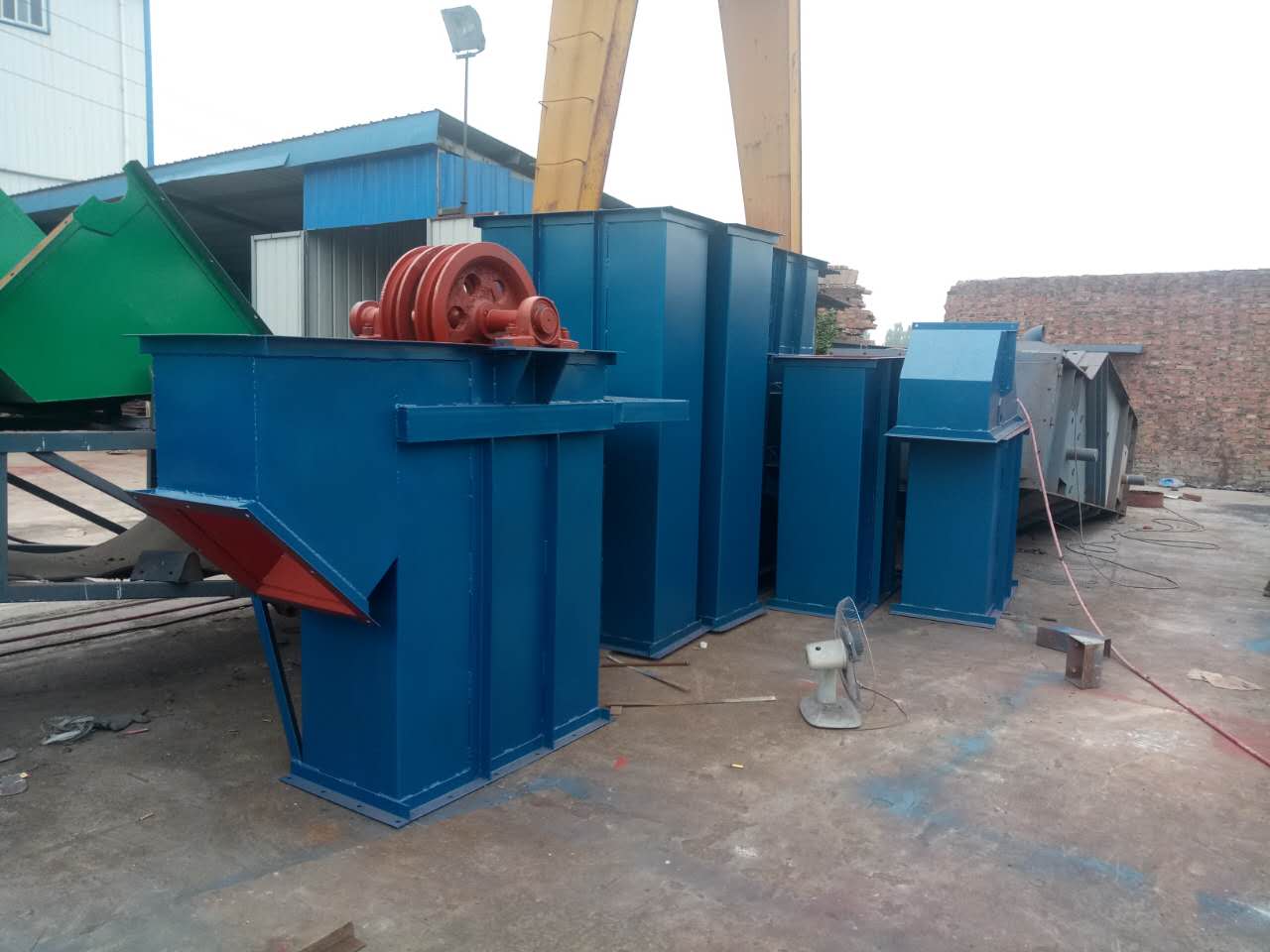 鬥式提升機的料鬥用不用要定期清理啊?(鬥式提升機的料鬥分為) 鬥式提升機的料鬥用不用要定期清理啊?(鬥式提升機的料鬥分為)