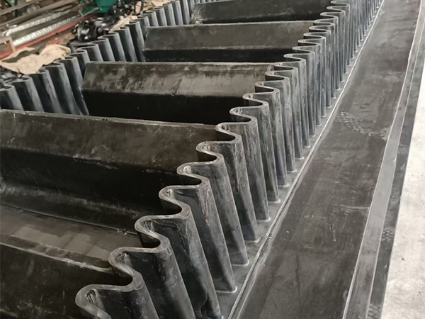 大傾角皮帶輸送機和其他輸送設備相比所具有的(大傾角皮帶輸送機安裝圖) 大傾角皮帶輸送機和其他輸送設備相比所具有的(大傾角皮帶輸送機安裝圖)