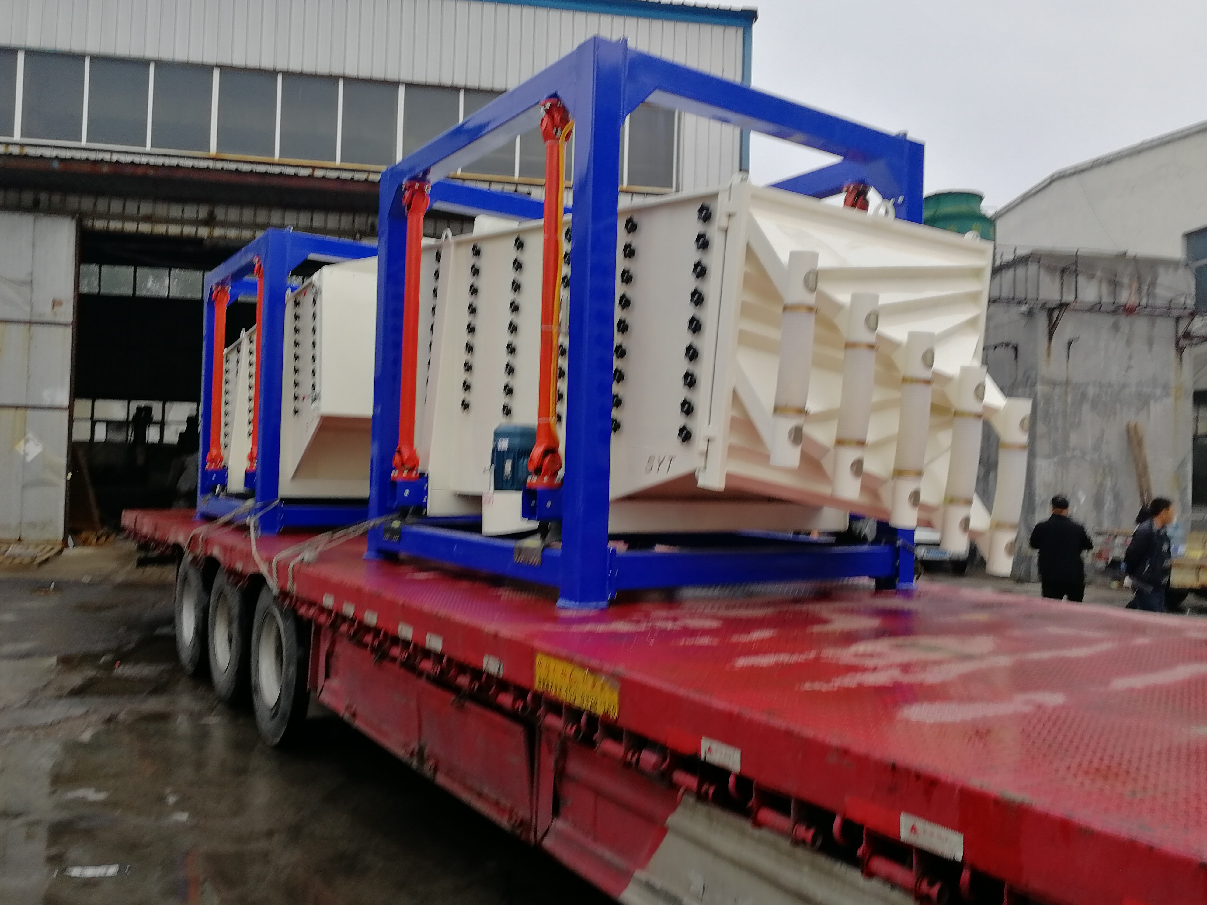 方形搖擺篩處理量不大的原因是堵網卡網?(方形搖擺篩如何更換篩網)